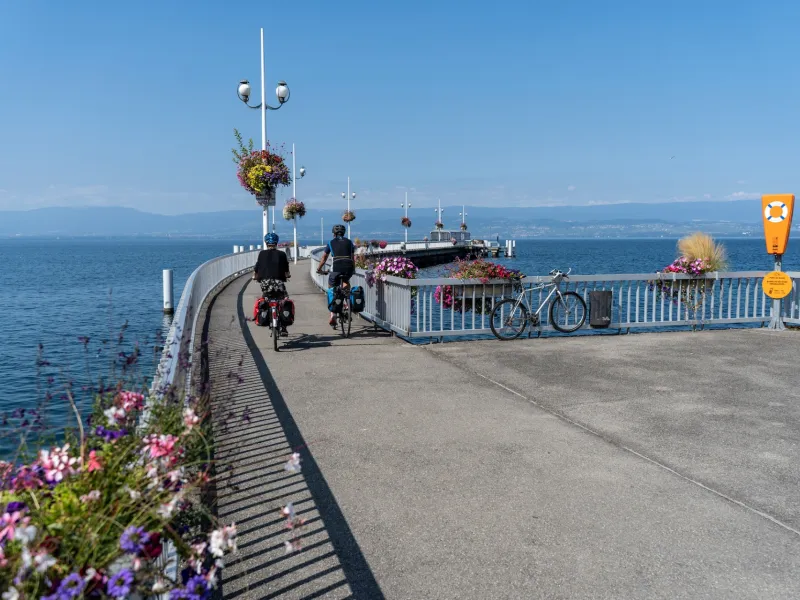 Fietsers op de pier in Thonon-les-Bains