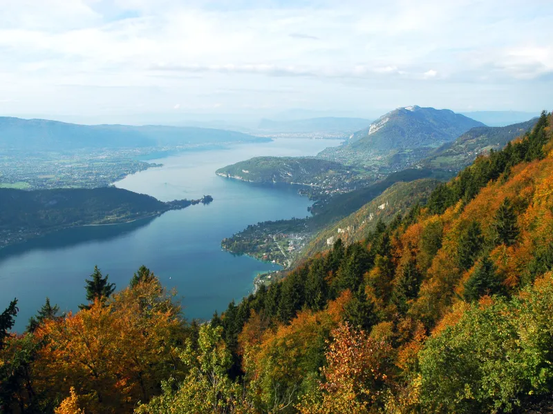 Het kristalheldere water van het meer van Annecy