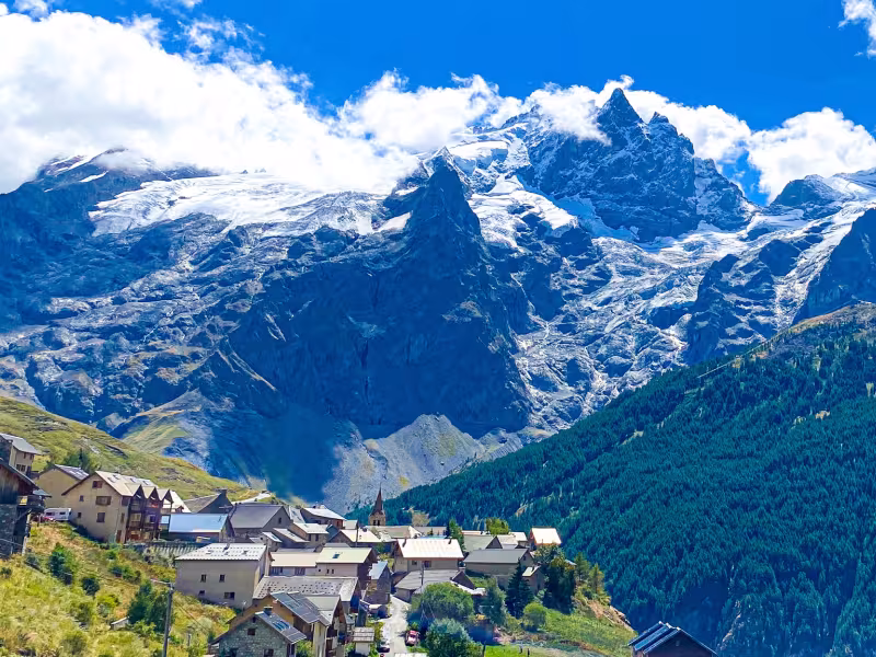 Dorpen in de bovenste vallei van de Romanche in de richting van La Grave