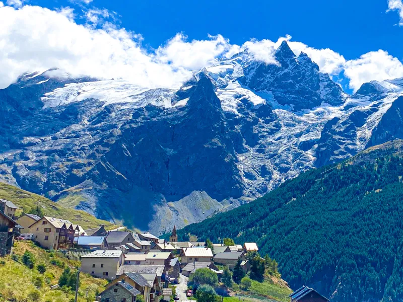 Dorpen in de bovenste vallei van de Romanche in de richting van La Grave