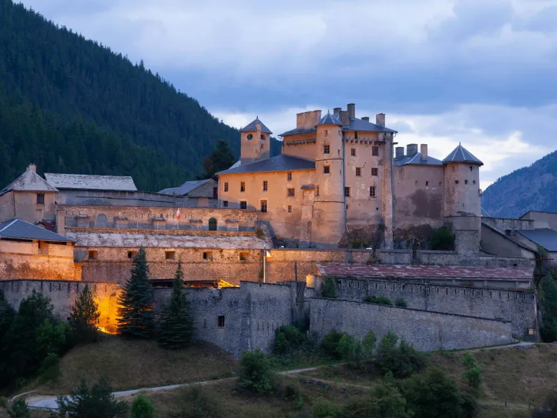 Vestingwerken van Chateau-Queyras in de vallei van de Guil