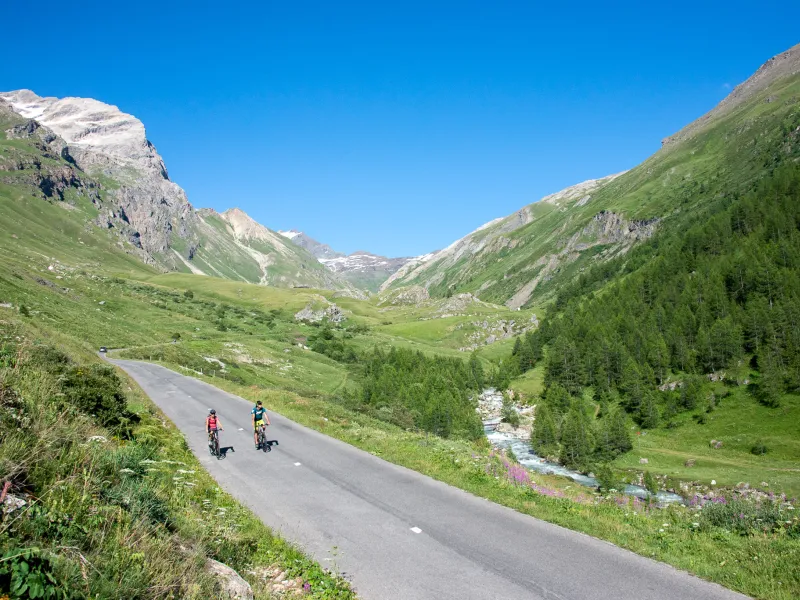 De Pont Saint-Charles aan de voet van de eerste haarspeldbochten van de Col de l'Iseran