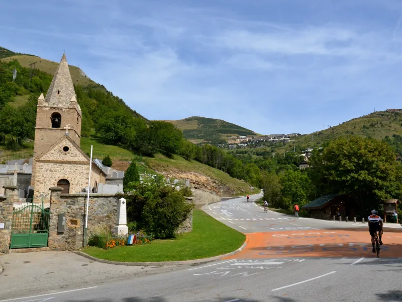 Het dorp Huez op weg naar Alpe d'Huez