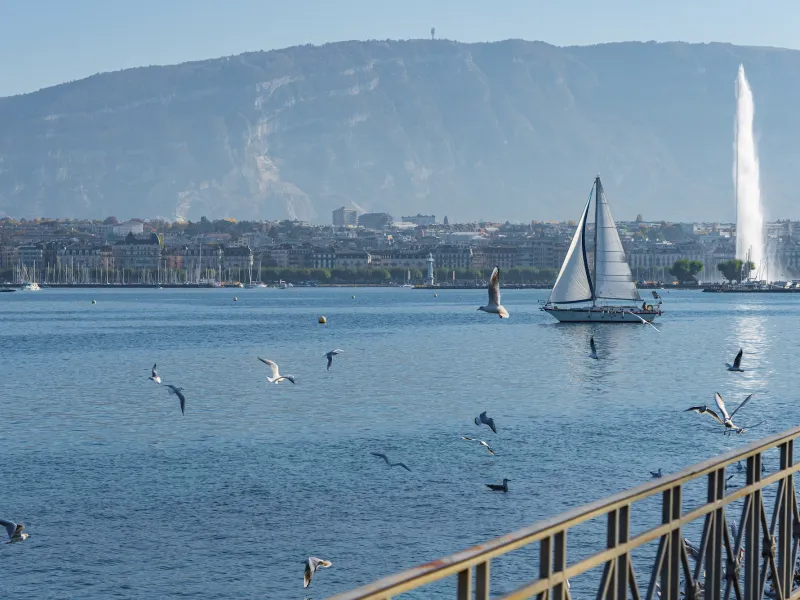 Uitzicht op de Salève vanaf de oever van het meer in Genève