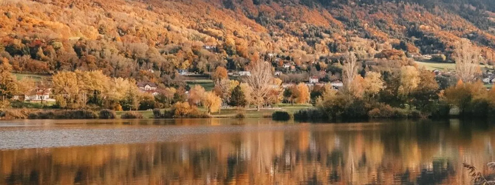 Vue sur les Voirons depuis le lac de Machilly