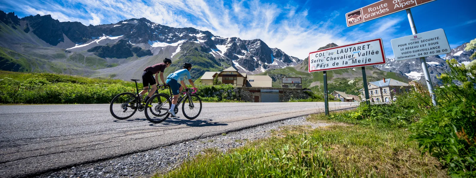 Fietsers op de Col du Lautaret op de Grandes Alpes® Route