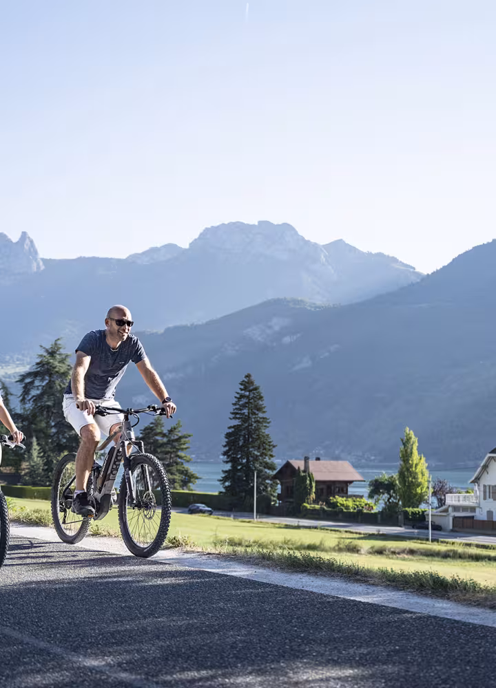Fietspad bij de bron van het meer van Annecy