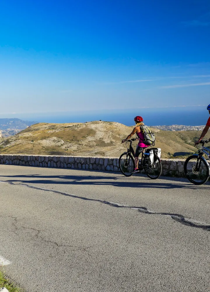 cyclistes sur la routre des grandes alpes 
