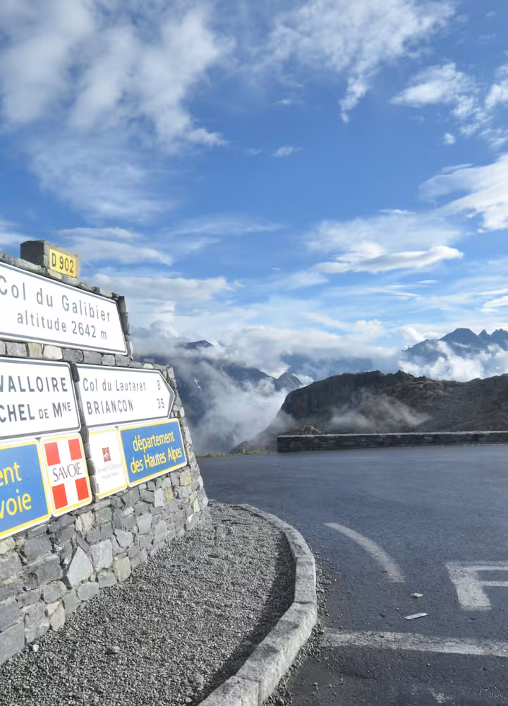 Op de top van de Col du Galibier op de Route des Grandes Alpes