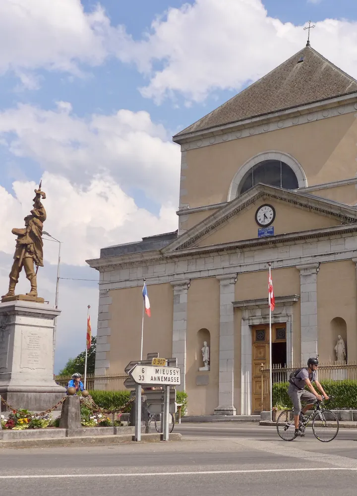 Fietsers voor de Saint-Jean-Baptiste kerk in Taninges