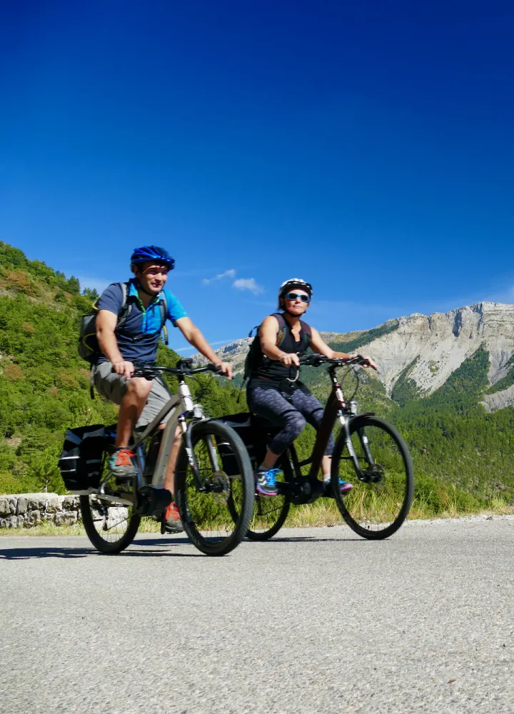 Steile kliffen in de Voor-Alpen van Digne