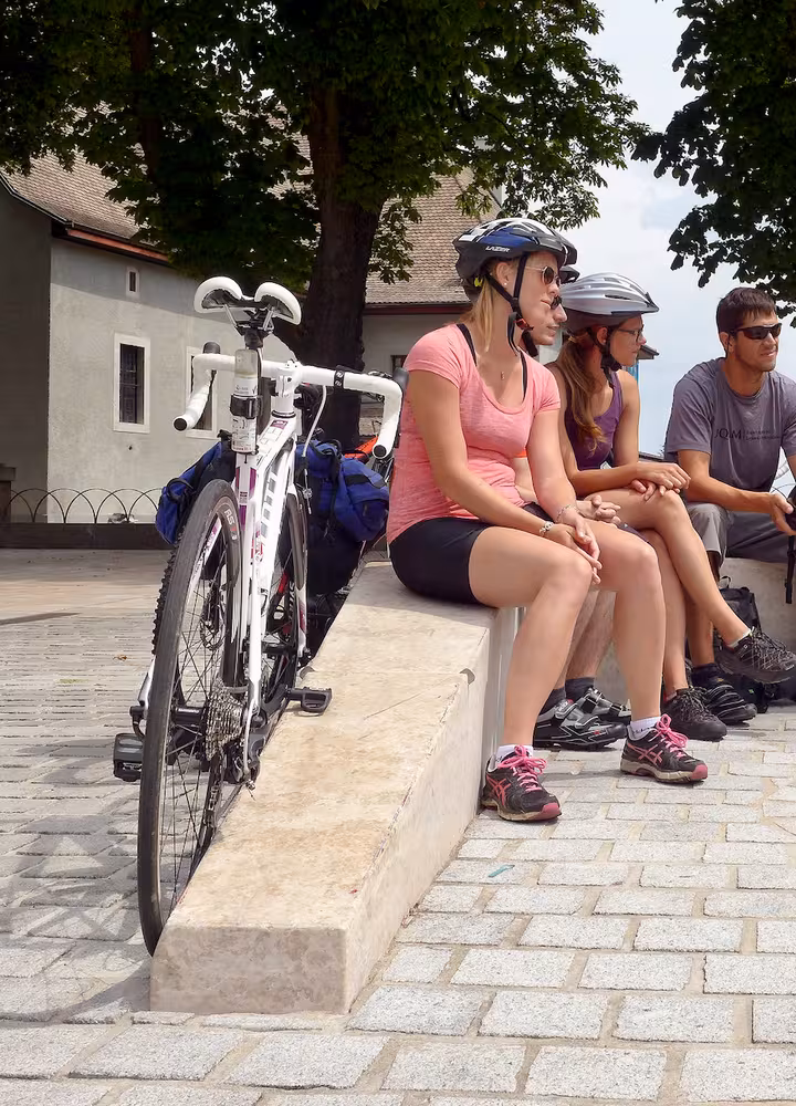 Groep met fiets vertrek vanaf Route des Grandes Alpes