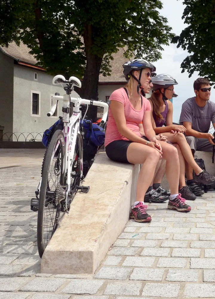 Groep met fiets vertrek vanaf Route des Grandes Alpes