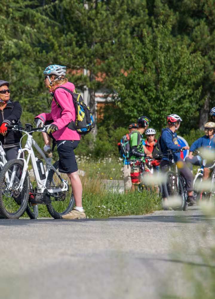 Groep fietsers op de P'tites Routes du Soleil