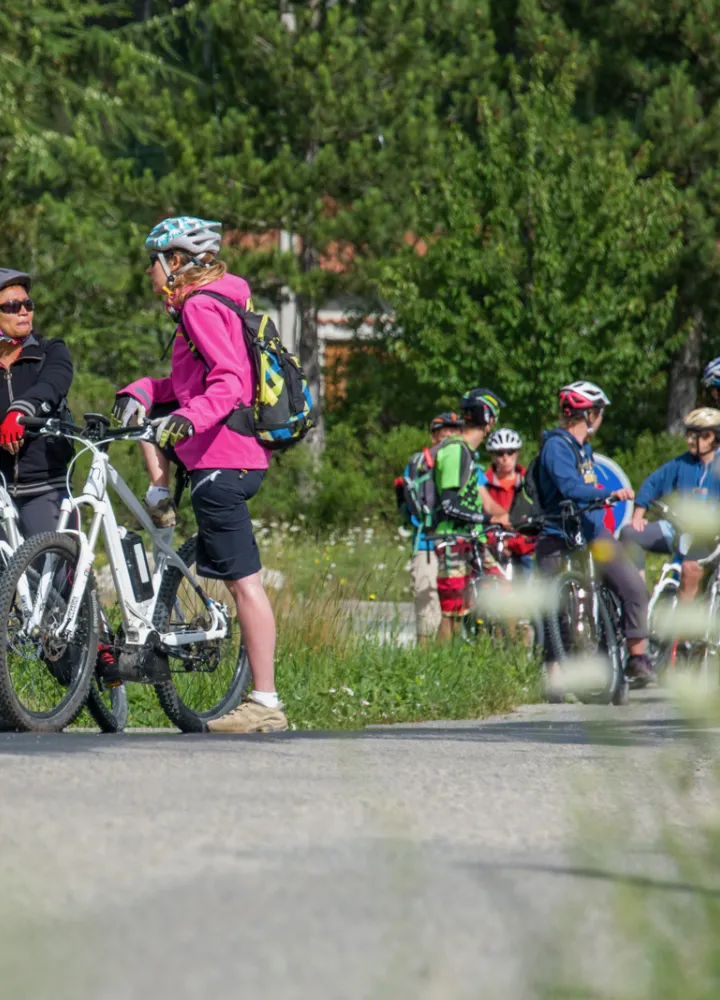 Groep fietsers op de P'tites Routes du Soleil
