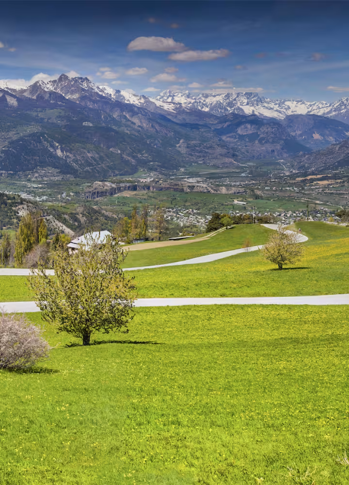 Kantklossen op de Col de Vars met uitzicht op de Durance vallei
