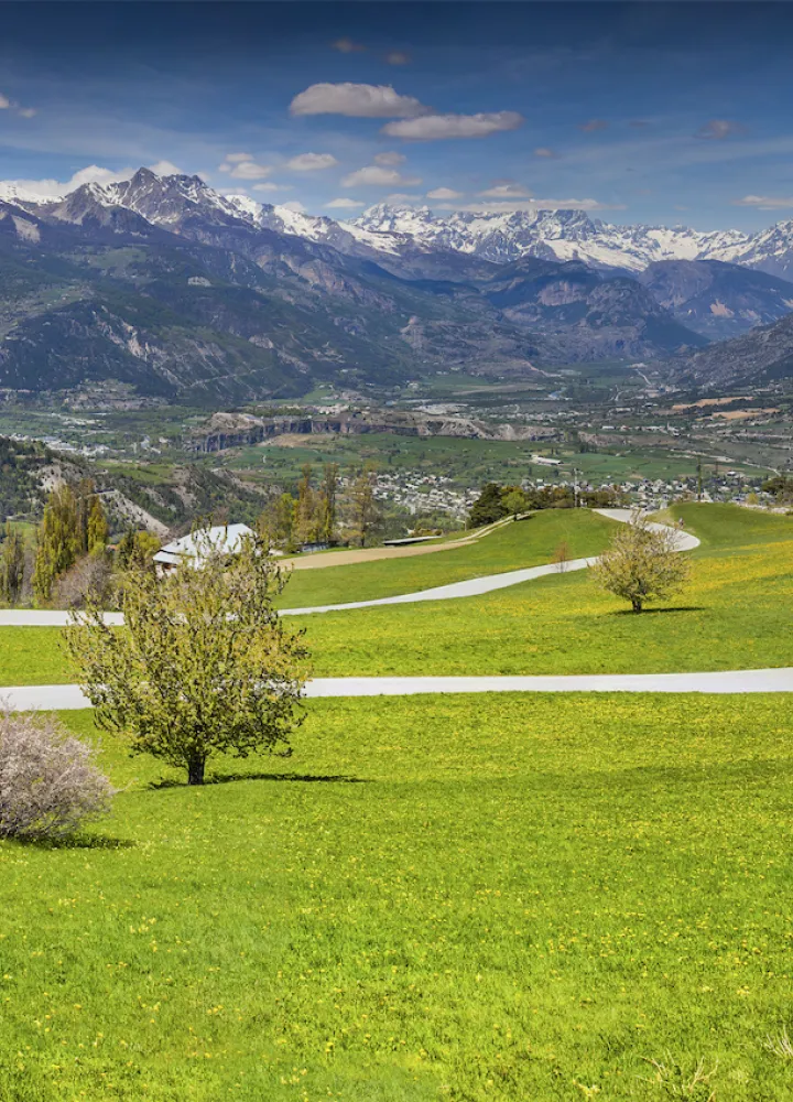 Kantklossen op de Col de Vars met uitzicht op de Durance vallei