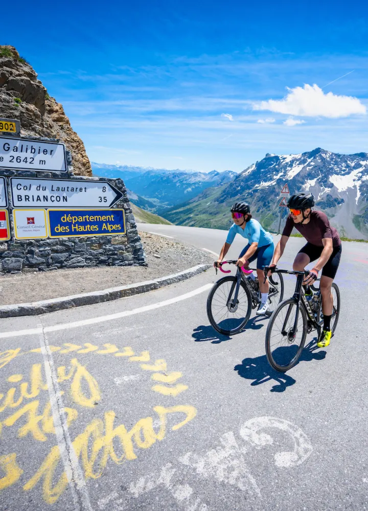 Aankomst op de top van de Col du Galibier, de graal van een fietser