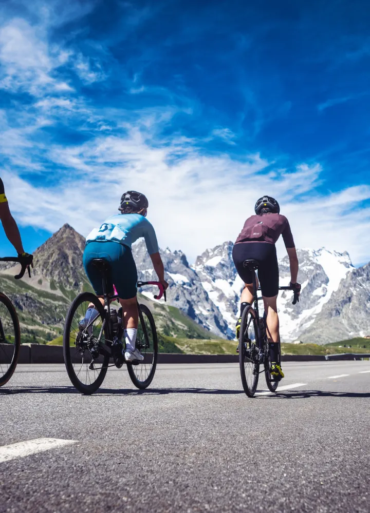 drie fietsers op de Route des Grandes Alpes
