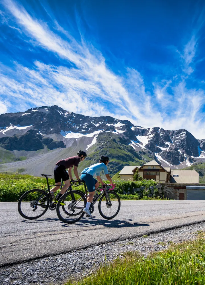 Fietsers op de Col du Lautaret op de Grandes Alpes® Route