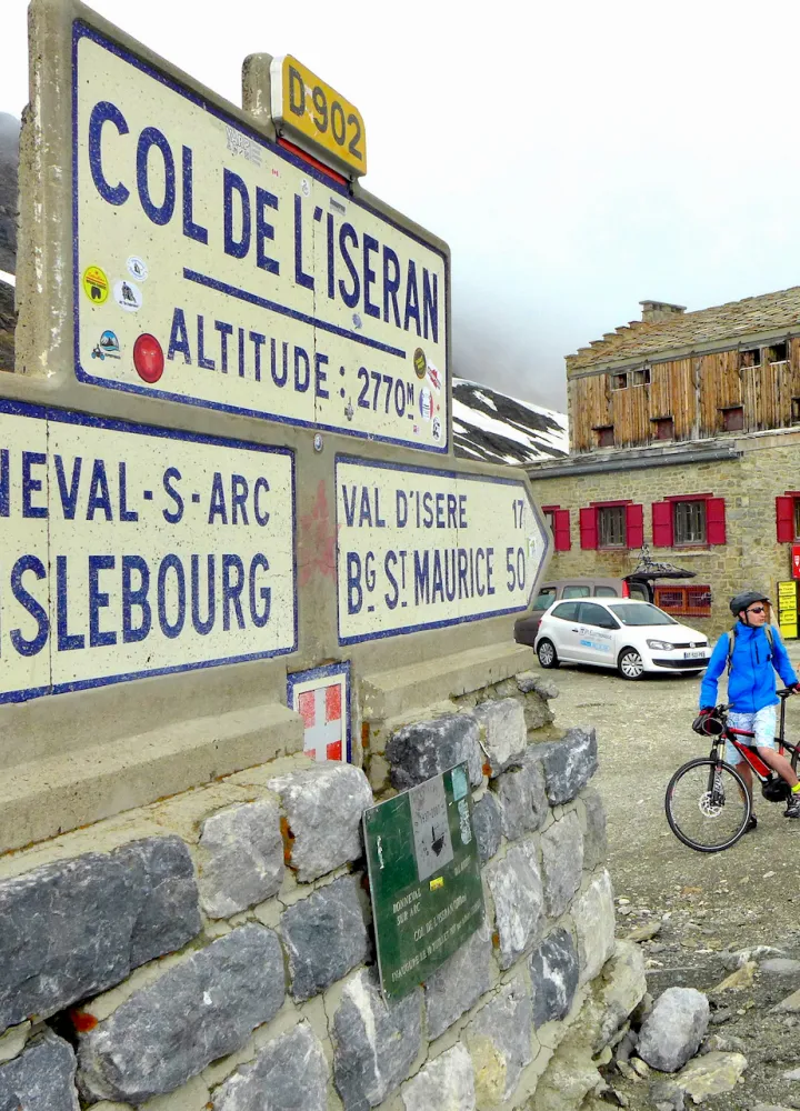 Fietsen naar de top van de Col de l'Iseran, de hoogste bergpas van Europa en de heilige graal voor fietsers