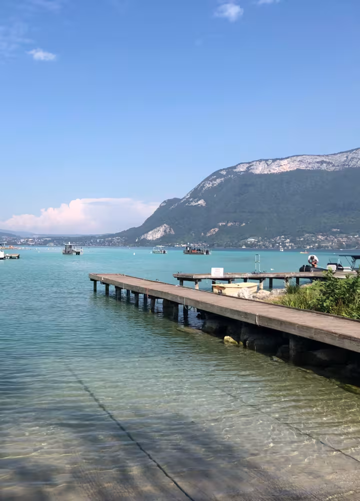 Meer van Annecy op het traject tussen Le Grand-Bornand en Beaufort-sur-Doron