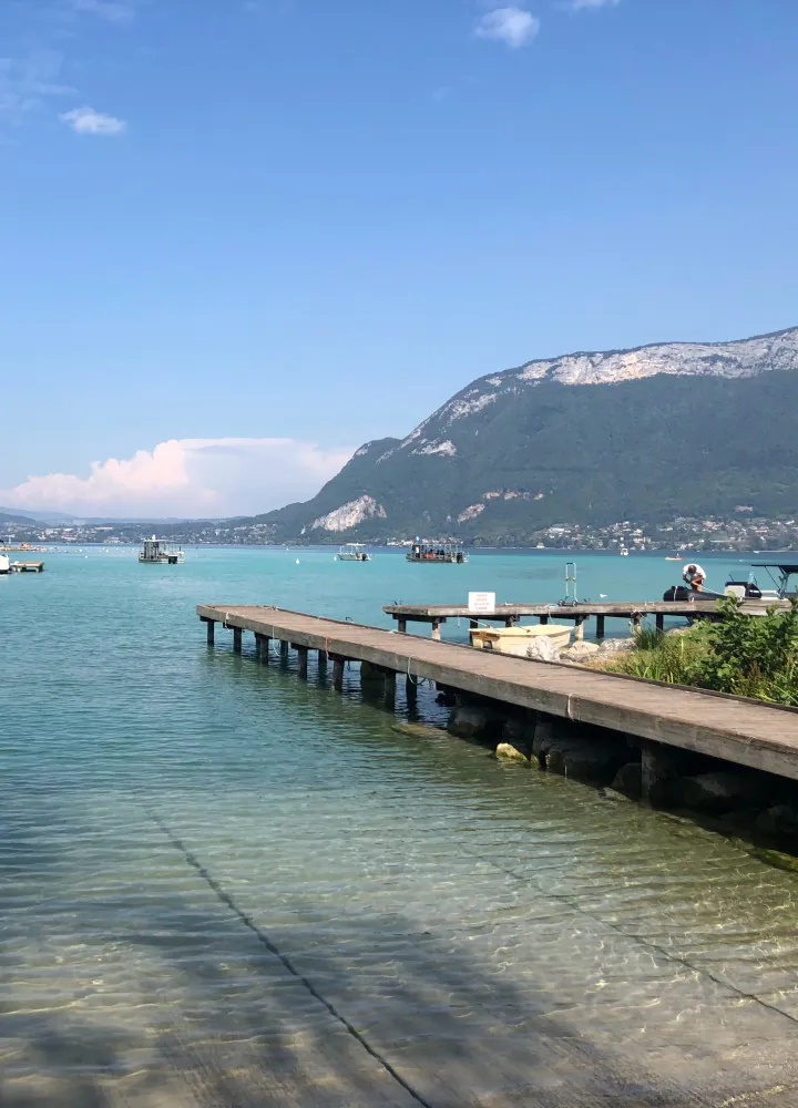 Meer van Annecy op het traject tussen Le Grand-Bornand en Beaufort-sur-Doron