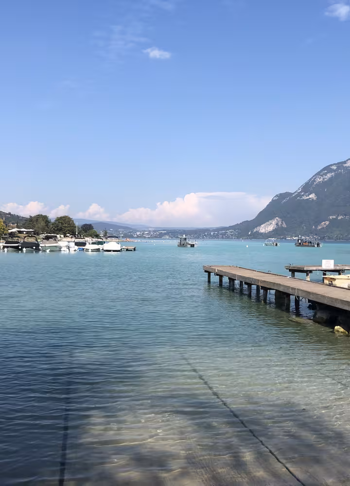 De haven van Sevrier aan het meer van Annecy