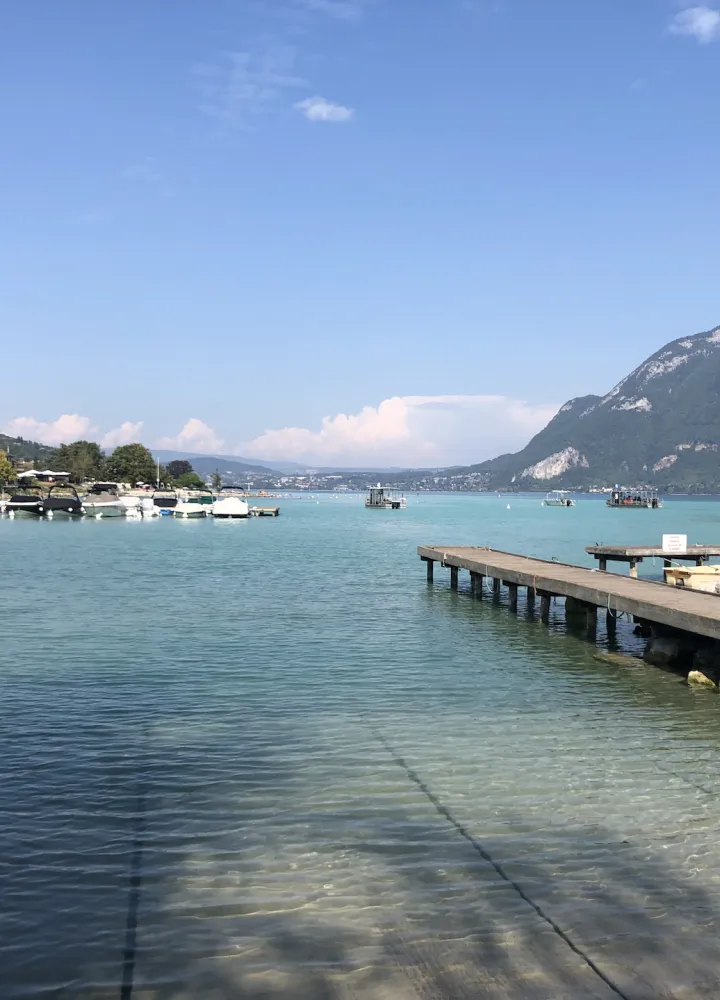 De haven van Sevrier aan het meer van Annecy