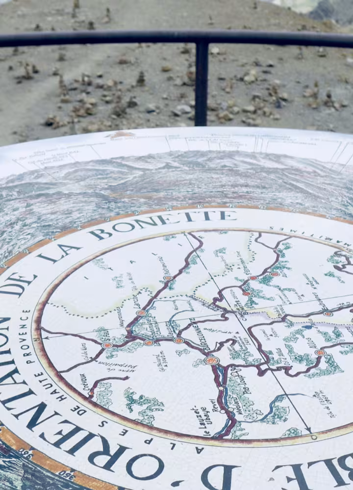 Oriëntatietafel bij de Cime de la Bonette, de hoogste Route van Europa