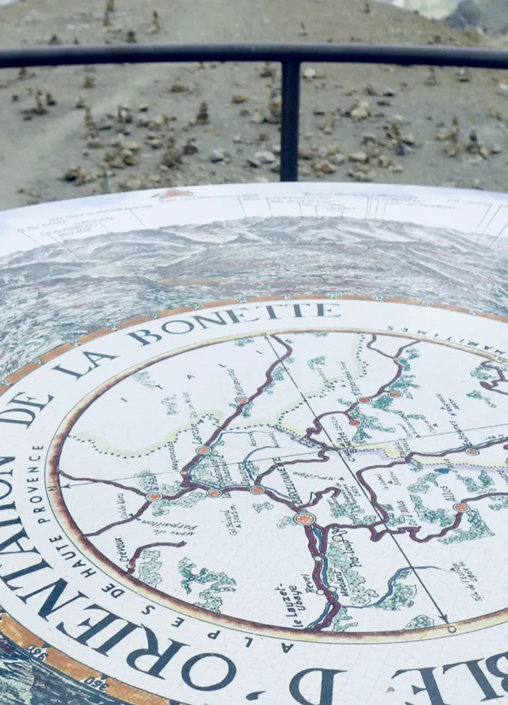 Oriëntatietafel bij de Cime de la Bonette, de hoogste Route van Europa