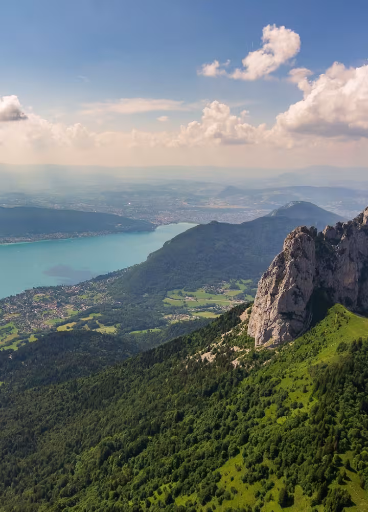 Luchtfoto_van_het_meer_en_paragliding_over_Dents de Lanfon