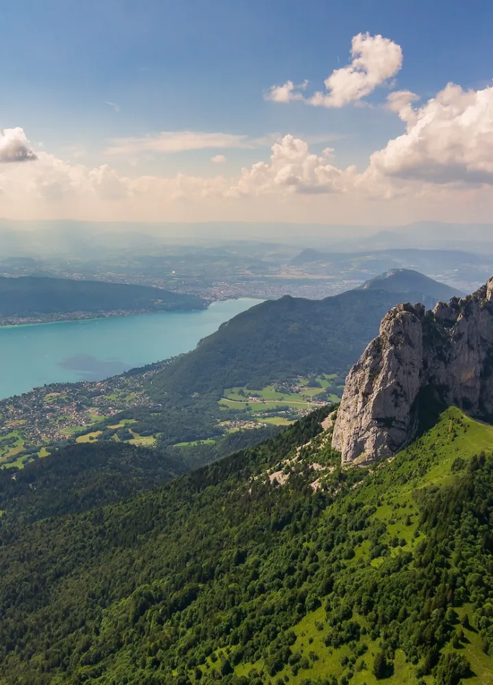 Luchtfoto_van_het_meer_en_paragliding_over_Dents de Lanfon