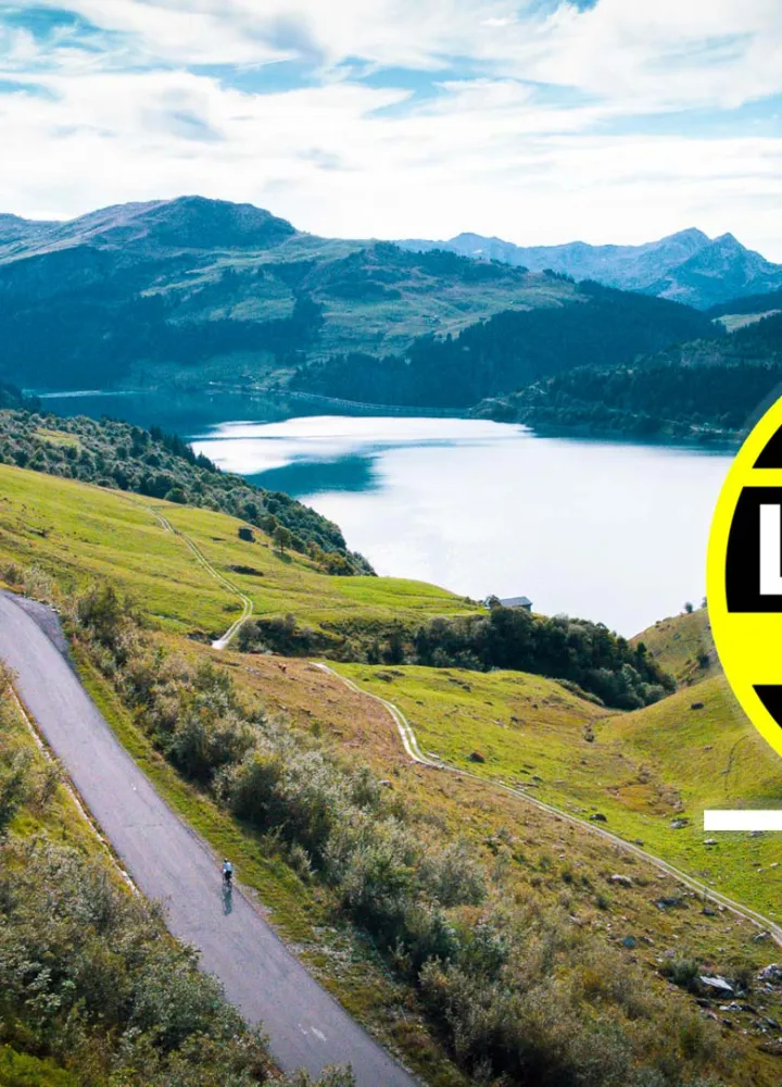 foto van roselend meer op de fiets met etape du tour logo