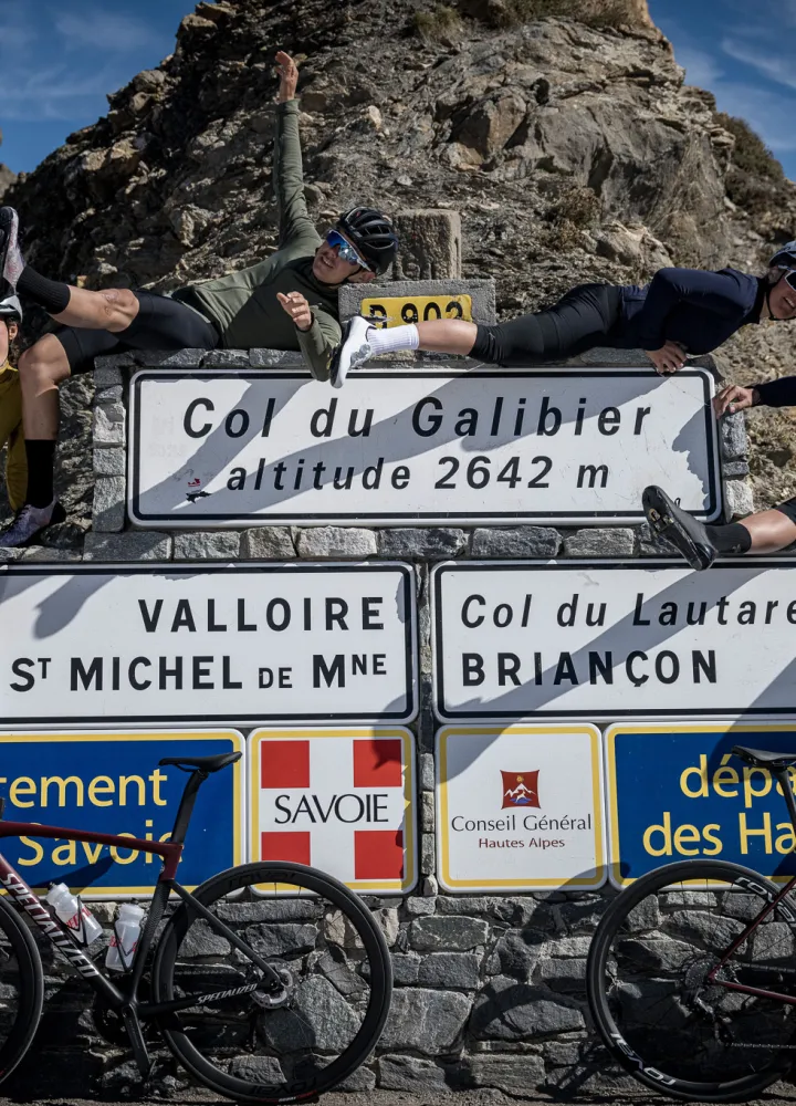 fietsgroep op de top van de Col du Galibier