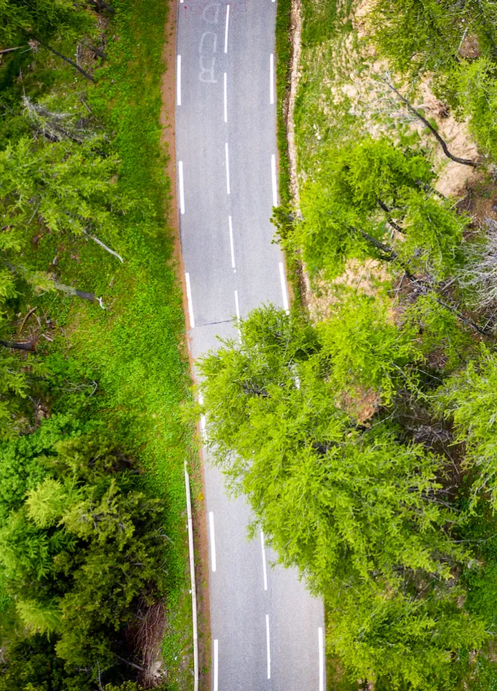 De Col d'Izoard en zijn switchbacks vanuit de lucht