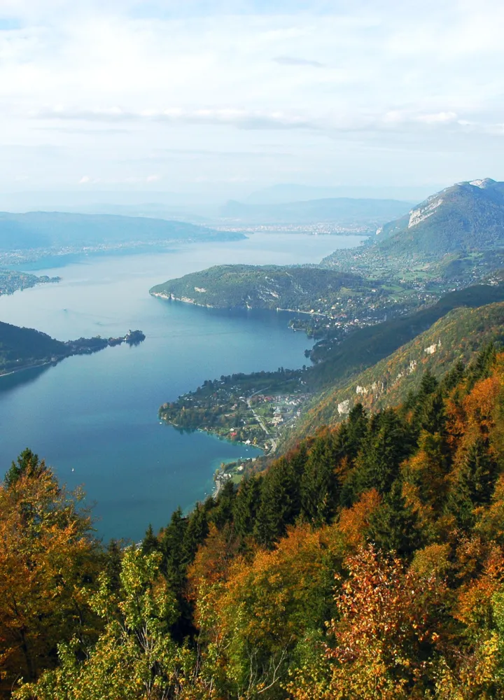 Het kristalheldere water van het meer van Annecy