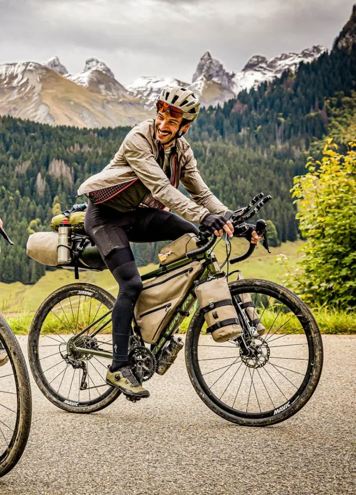 Cyclistes sur Route des Grandes Alpes à vélo et VAE
