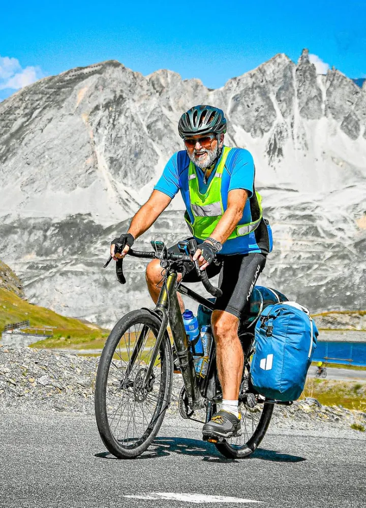 Cycliste sur Route des Grandes Alpes à vélo et VAE