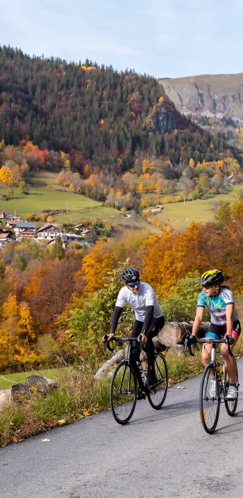 062-25102020-2020_IAM_CYCLOTOURISTES_COL EPINE SERRAVAL┬®Tristan Shu - Bergen van Annecy.jpg