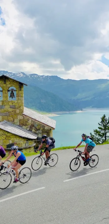 Kapel en meer van Roselend