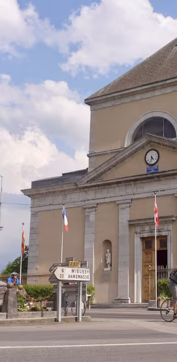 Fietsers voor de Saint-Jean-Baptiste kerk in Taninges
