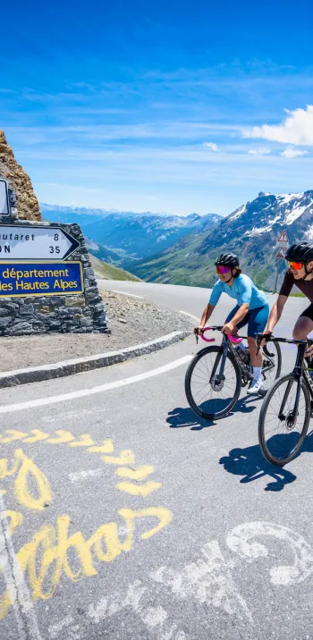 Aankomst op de top van de Col du Galibier, de graal van een fietser