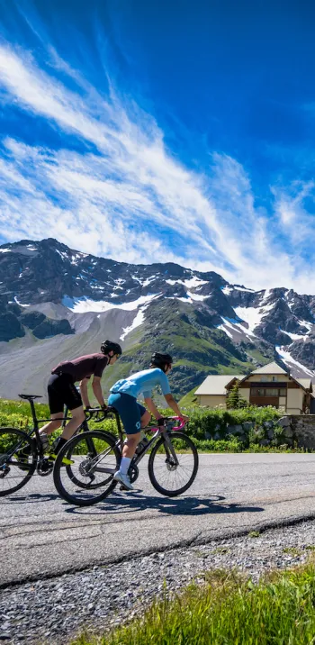 Fietsers op de Col du Lautaret op de Route des Grandes Alpes