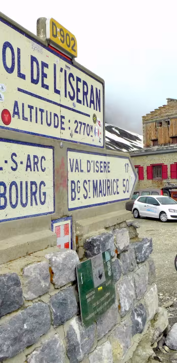 Fietsen naar de top van de Col de l'Iseran, de hoogste bergpas van Europa en de heilige graal voor fietsers
