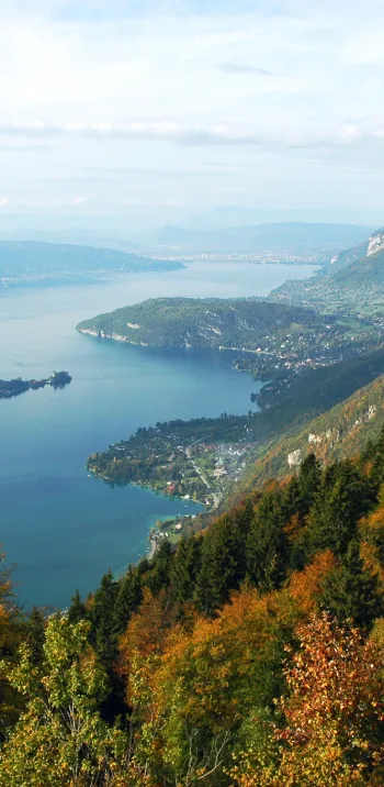 Het kristalheldere water van het meer van Annecy