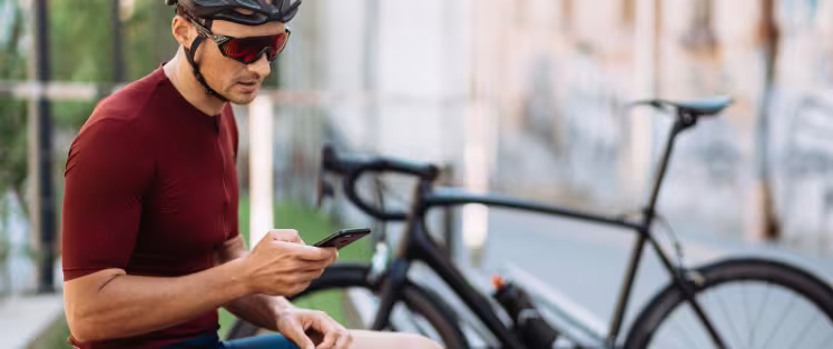 Cycliste avec téléphone.jpg