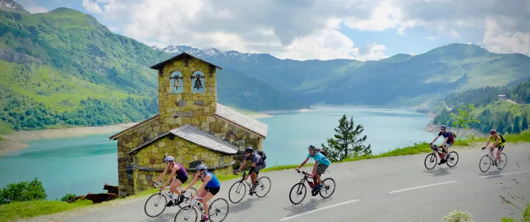 Kapel en meer van Roselend