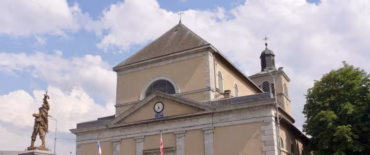 Fietsers voor de Saint-Jean-Baptiste kerk in Taninges