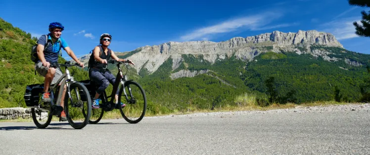 Steile kliffen in de Voor-Alpen van Digne